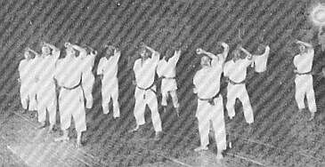 Mistr Funakoshi cvičící Pinan nidan (Heian Shodan) - 1930, univerzita Keio